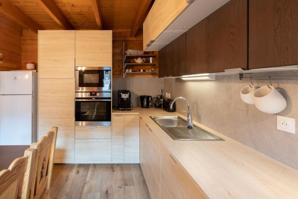 Kuchyňa alebo kuchynka v ubytovaní Chalet Les Brimbelles avec Jacuzzi