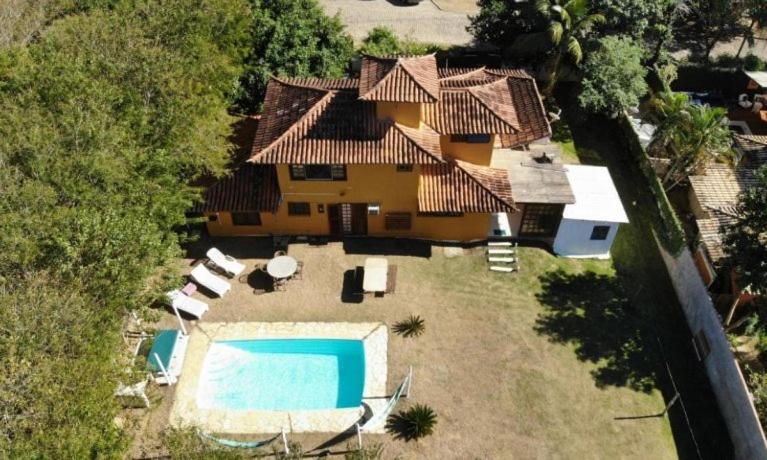 an aerial view of a house with a swimming pool at Dimare Búzios - Casa Exclusiva no Centro - Próximo à Rua das Pedras in Búzios