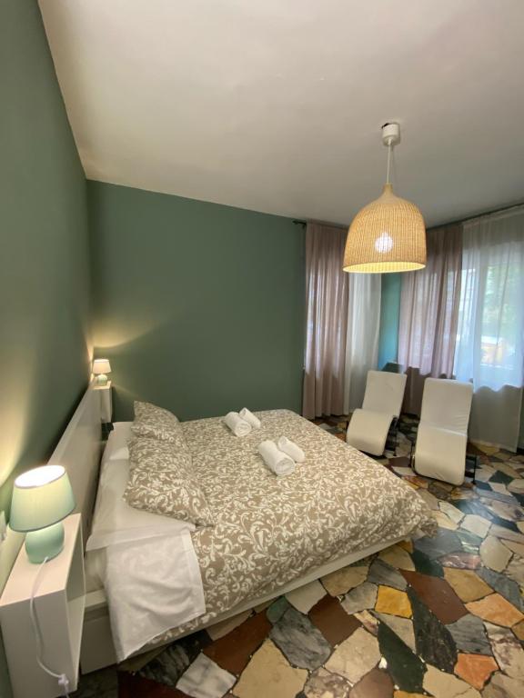 sypialnia z łóżkiem i dwoma ręcznikami na nim w obiekcie Delle Rose Rooms w Weronie