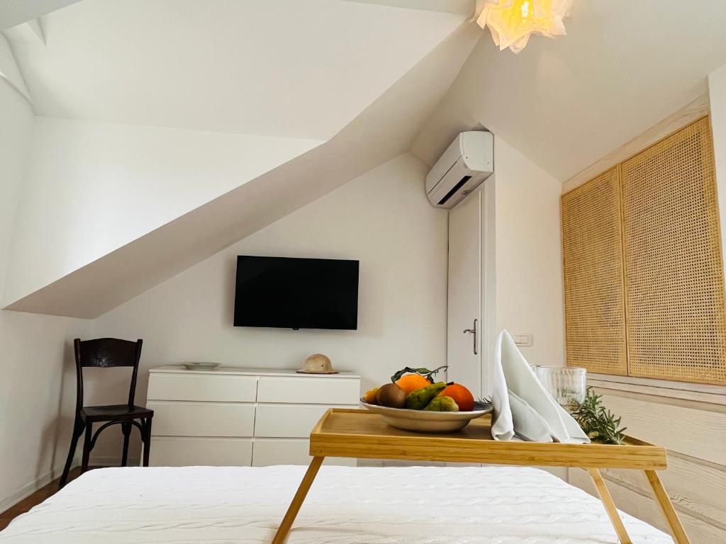 Zimmer mit einem Bett und einer Obstschale auf einem Tisch in der Unterkunft House called Happiness in Jelsa