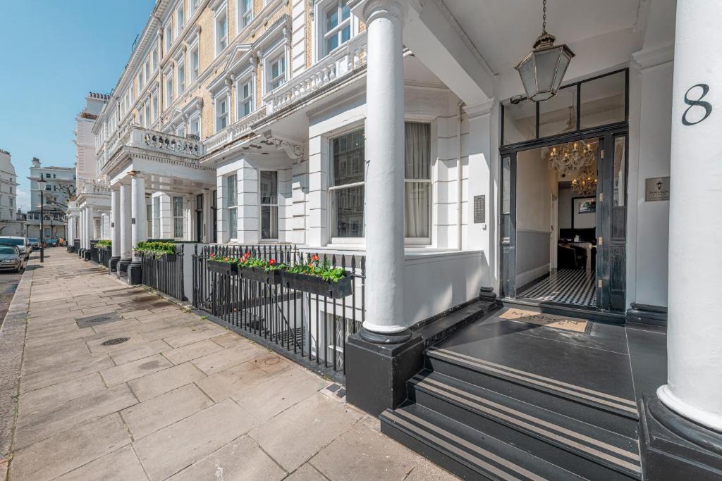 un bâtiment dans une rue avec des fleurs dans une fenêtre dans l'établissement Manson Place, à Londres