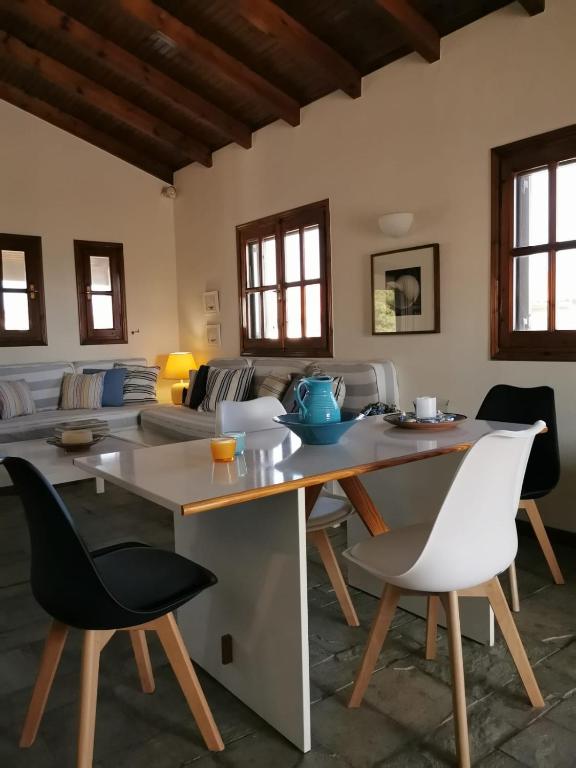 sala de estar con mesa y sillas en Villa Christina, en Karfas