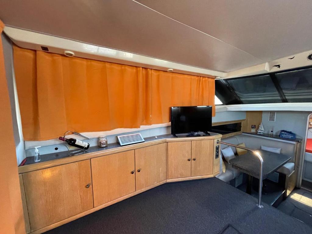 Kuchyň nebo kuchyňský kout v ubytování Giorgia House Boat