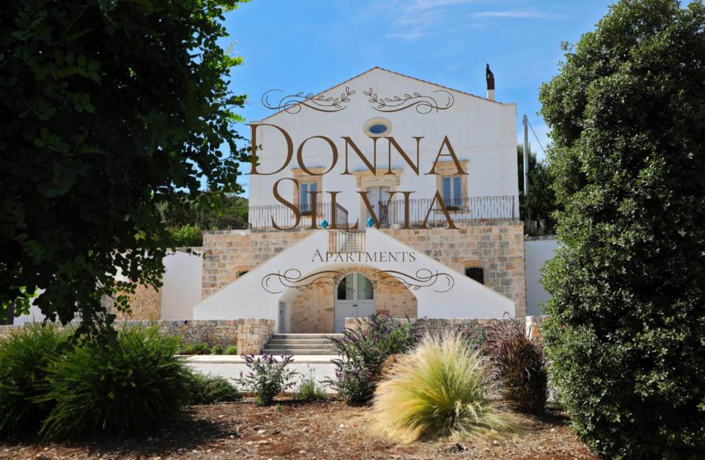 a building with a sign that reads domina silvia at Donna Silvia Apartments in Castellana Grotte