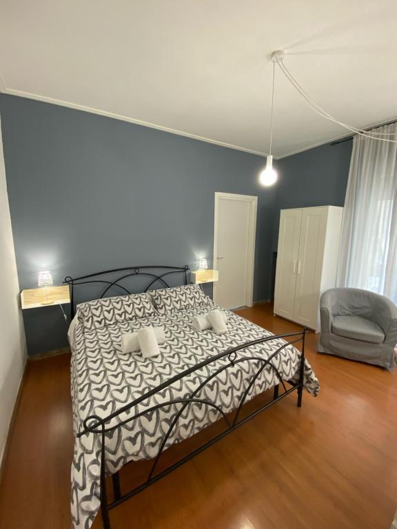 una camera con letto e sedia di Delle Rose Rooms a Verona