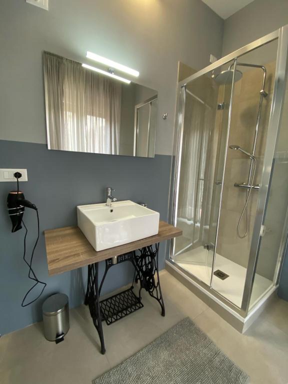 łazienka z umywalką i prysznicem w obiekcie Delle Rose Rooms w Weronie