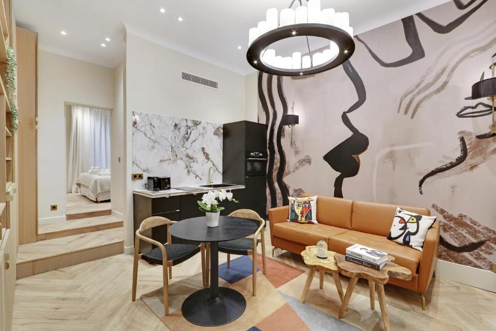 un salon avec un canapé et une table dans l'établissement Pick A Flat's Apartment in Saint Germain des Près - Rue du Cherche Midi, à Paris