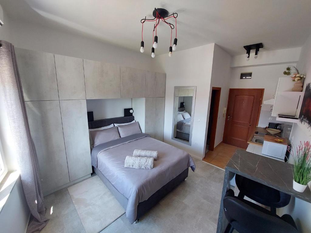 een slaapkamer met een bed en een kroonluchter bij STEFAN 2 in Umag