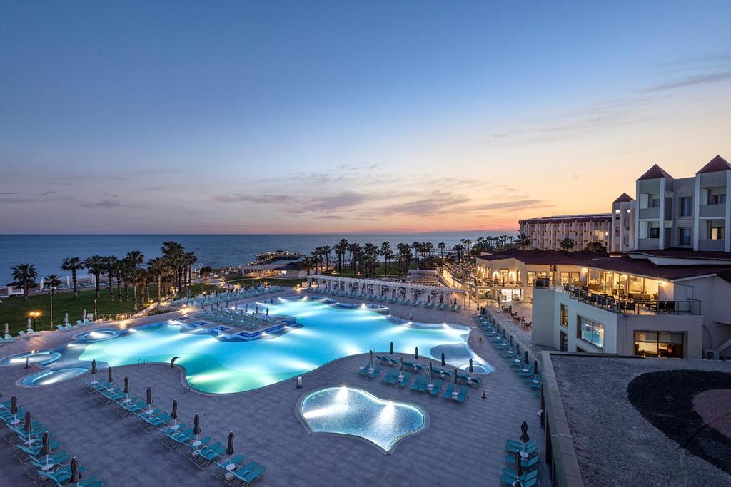 Výhľad na bazén v ubytovaní Arcanus Hotels Sorgun - Ultra All Inclusive alebo v jeho blízkosti