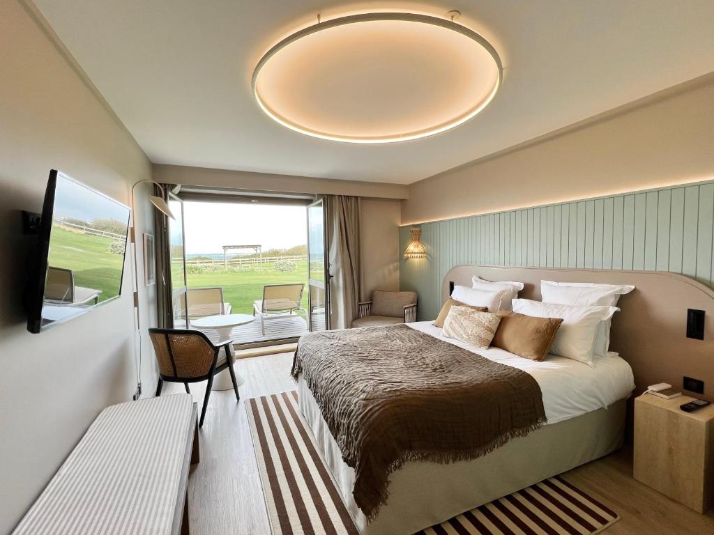 Postel nebo postele na pokoji v ubytování Emeria Dinard Thalasso Spa