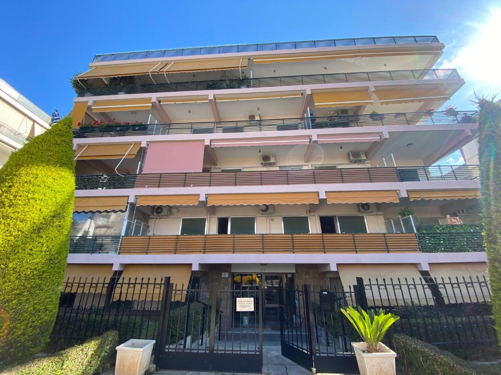 een gebouw met een hek ervoor bij Luxury apartment close to Glyfada beach in Athene