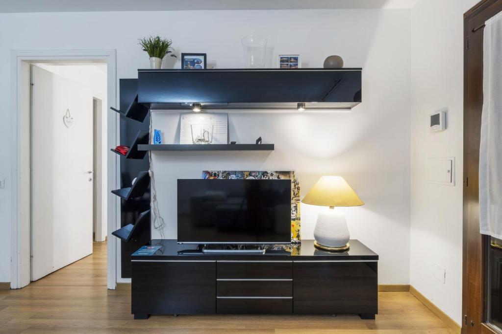 Televízia a/alebo spoločenská miestnosť v ubytovaní Cozy & comfy apt in Navigli area