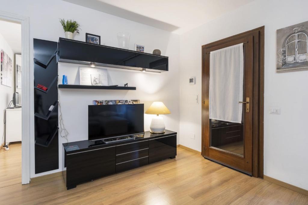 Televízia a/alebo spoločenská miestnosť v ubytovaní Cozy & comfy apt in Navigli area