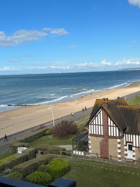 widok na plażę z budynku i plaży w obiekcie Studio Les Marines - Belle Vue Mer w mieście Cabourg