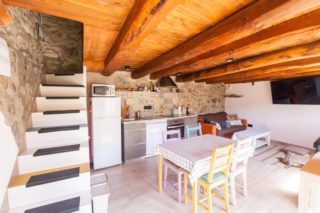 A kitchen or kitchenette at Casa rústica la Borda de la Munda.