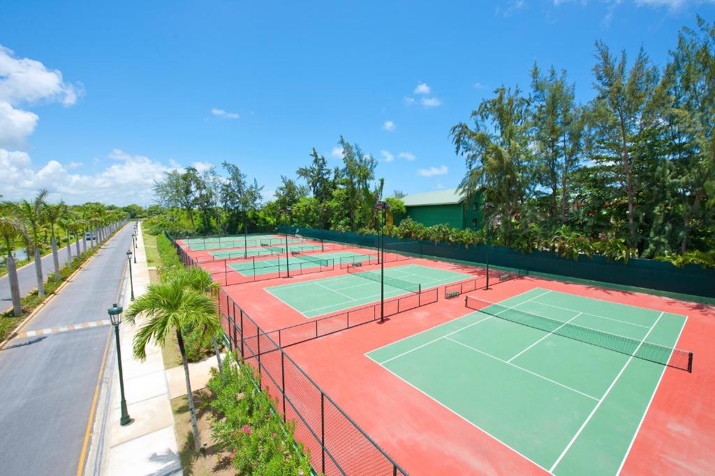 Tenis a/nebo squash v ubytování Barceló Bávaro Palace All Inclusive nebo okolí