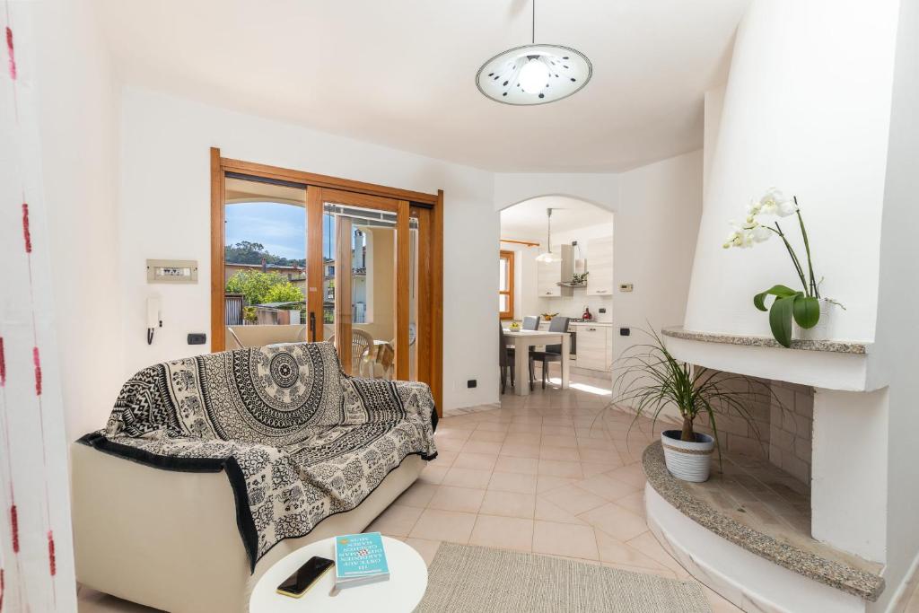 ein Wohnzimmer mit Sofa und Tisch in der Unterkunft Casa a due passi dal mare in Àrbatax