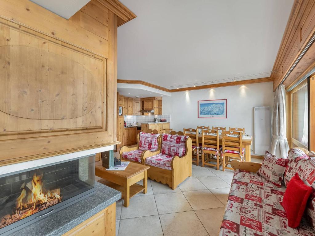 un salon avec cheminée et une salle à manger dans l'établissement Appartement Confortable 6 Pers. Proche des Pistes avec Balcon et Parking - FR-1-640-11, à Val Thorens