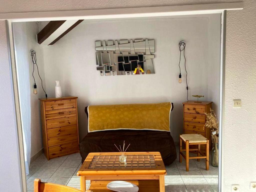 uma sala de estar com uma cama e uma mesa em Appartement d'une chambre a Saint Cyprien Plage a 150 m de la plage avec terrasse et wifi em Saint-Cyprien-Plage