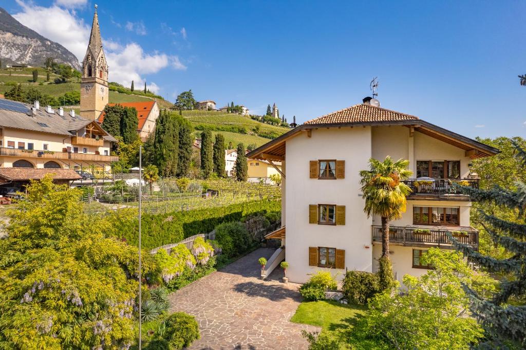 una casa con una palmera en un pueblo en Haus Bellutti, en Termeno