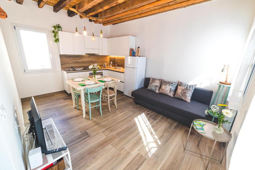 a small living room with a couch and a table at Casetta Stretta Bersaglio in Chioggia
