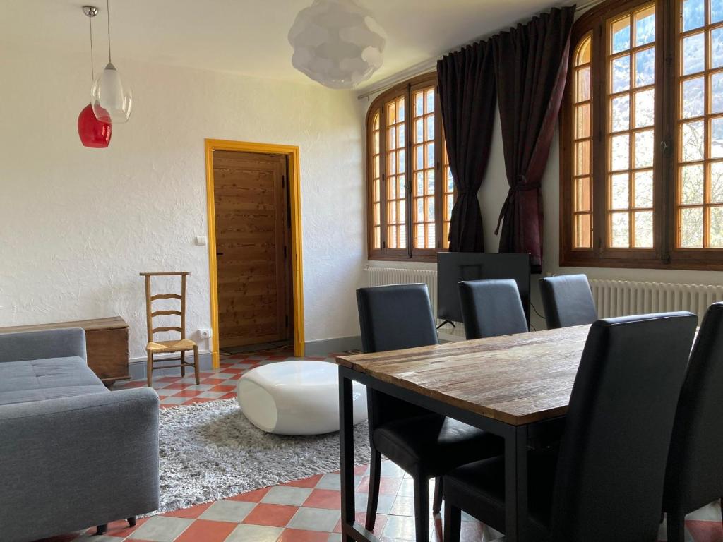 a living room with a wooden table and chairs at Appartement Brides-les-Bains, 3 pièces, 4 personnes - FR-1-512-267 in Brides-les-Bains