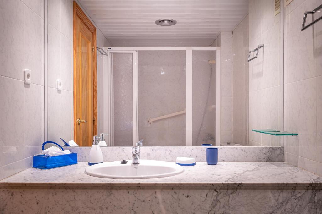 Kúpeľňa v ubytovaní AT080 Pins, comunidad con piscina en 1ra línea de la playa