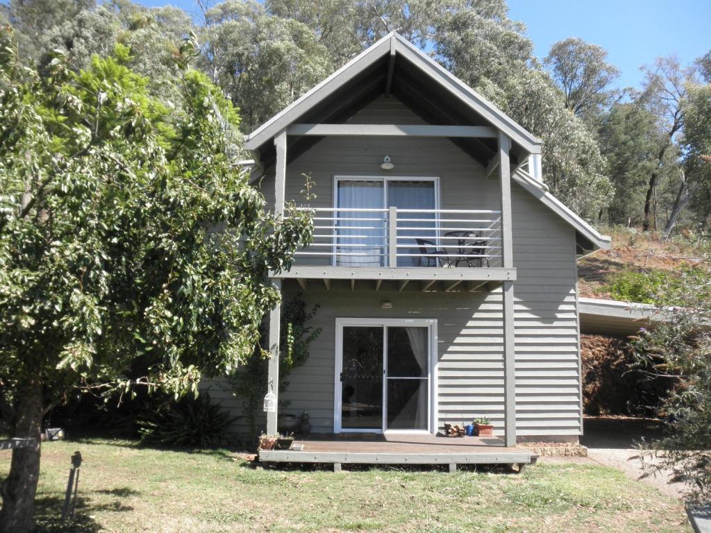 una casa con veranda e balcone di Captain Moonlight Cottage a Mount Beauty