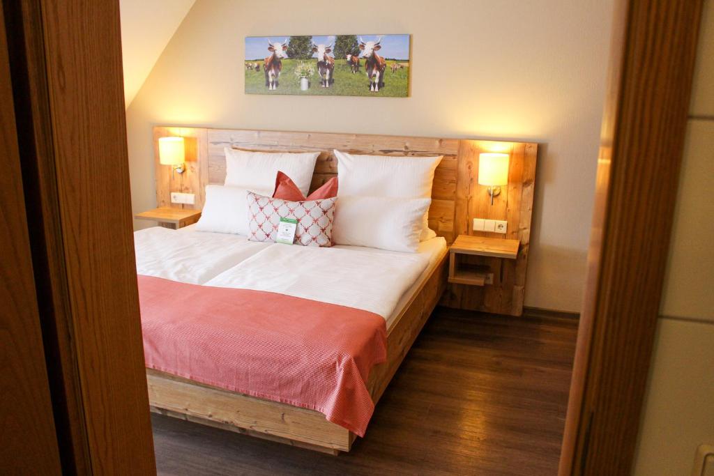 Postel nebo postele na pokoji v ubytování Hotel & Restaurant Zum Reussenstein