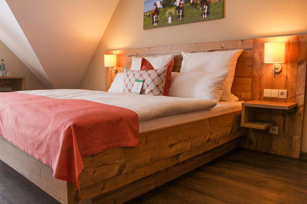 Postel nebo postele na pokoji v ubytování Hotel & Restaurant Zum Reussenstein