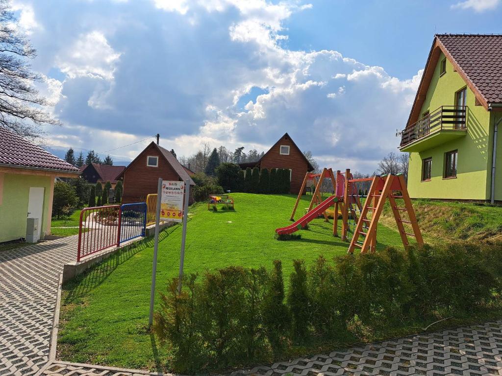 Plac zabaw dla dzieci w obiekcie Villa ŁĄGI