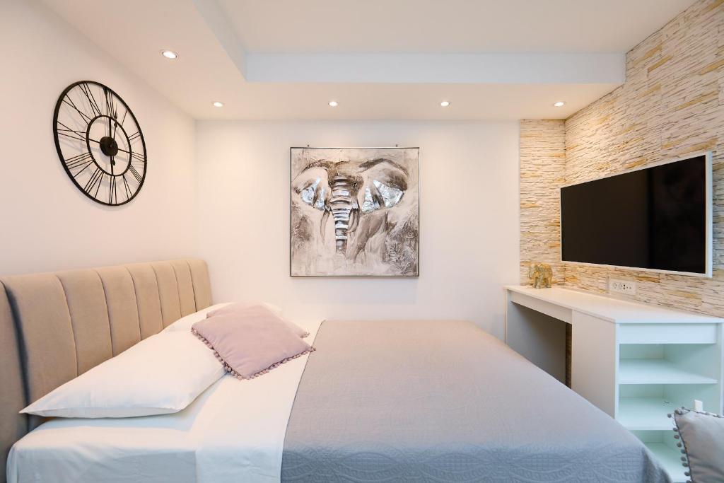 1 dormitorio con 1 cama y TV de pantalla plana en Hedera Estate, Hedera Studio 4, en Dubrovnik