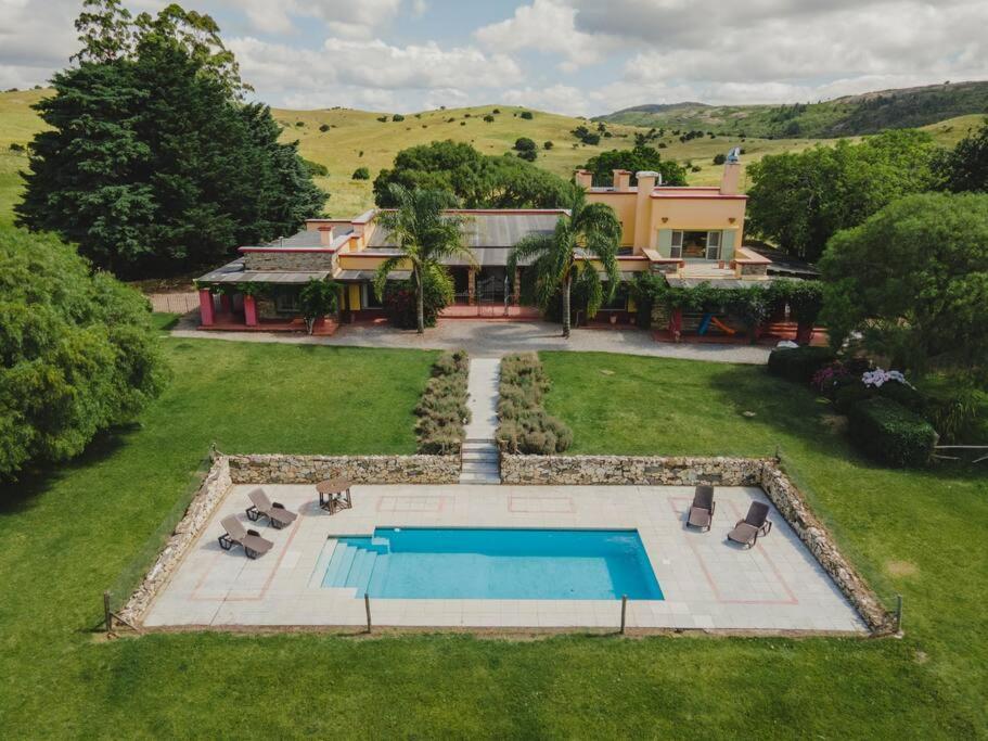 una vista aérea de una casa con piscina en La Manuela, Casa de Campo en las Sierras en Canepa