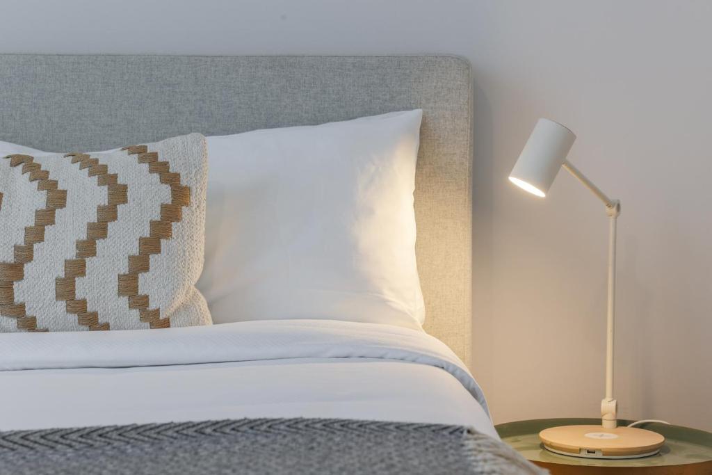 Postel nebo postele na pokoji v ubytování Como Lake Vista - by MyHomeInComo
