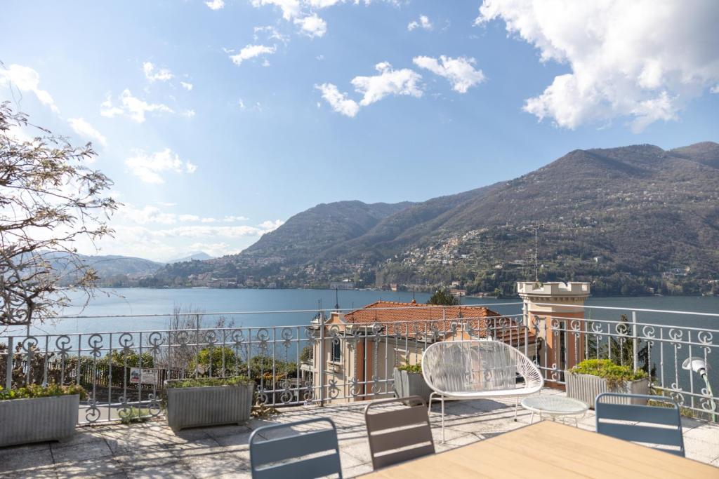 vista sull'acqua da una casa con tavolo e sedie di Como Lake Vista - by MyHomeInComo a Blevio