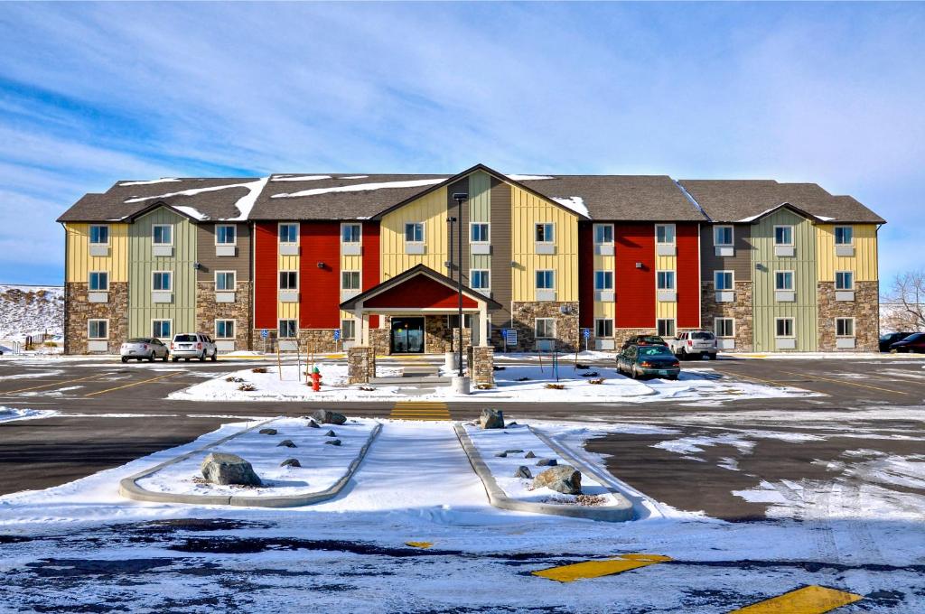 ein Gebäude auf einem Parkplatz mit Schnee auf dem Boden in der Unterkunft My Place Hotel-Cheyenne, WY in Cheyenne