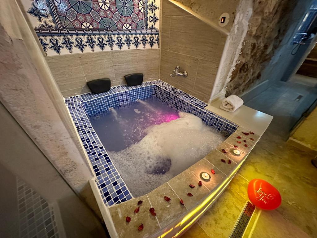 una Jacuzzi ificialificialificialificialificialificialificialificialificialificialificialificialificialificialificiale di Zuwinasa House Hotel ad Avanos