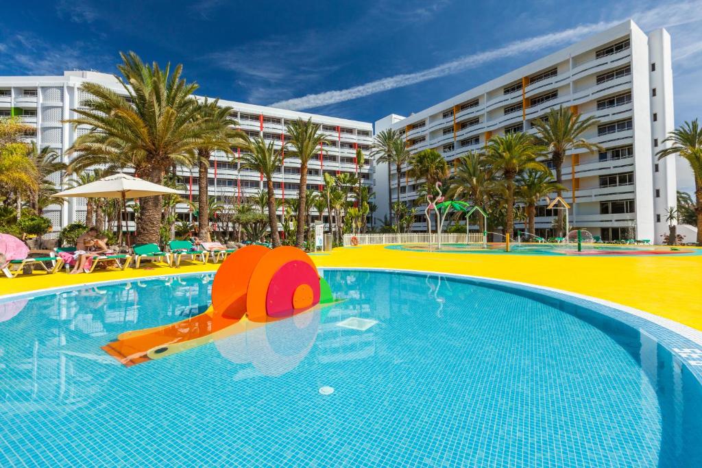 einem Pool mit Rutsche vor einem Gebäude in der Unterkunft Abora Buenaventura by Lopesan Hotels in Playa del Ingles