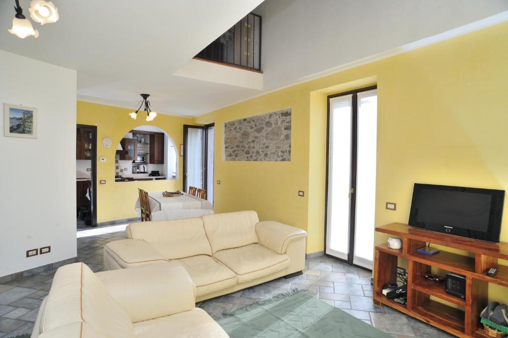 馬斯利尼科的住宿－Stone Cottage Deluxe，带沙发和电视的客厅