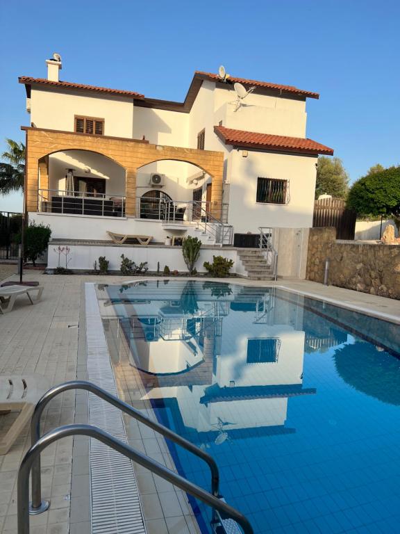 - une piscine en face d'une maison dans l'établissement Ultra deluxe Villa, à Kyrenia