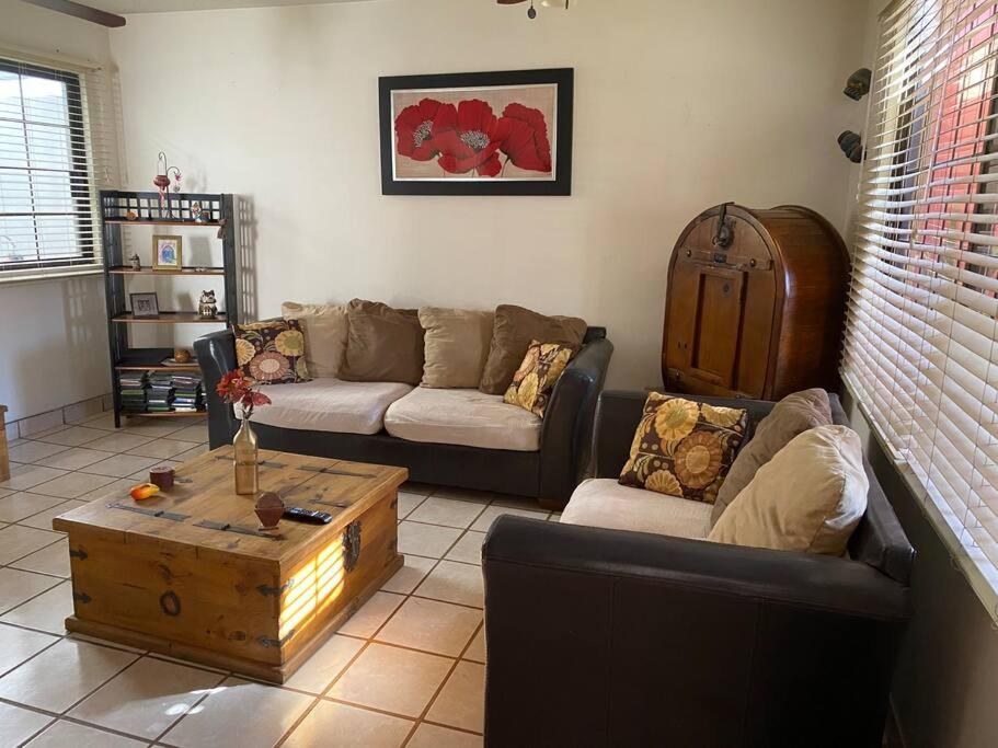 Sala de estar con 2 sofás y mesa de centro en Casa Gaviotas Art cozy 2 bed house with art studio close to downtown en La Paz
