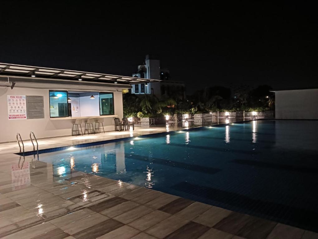 ein Schwimmbad in der Nacht mit Lichtern in der Unterkunft GS Suite & Homestay in Ipoh