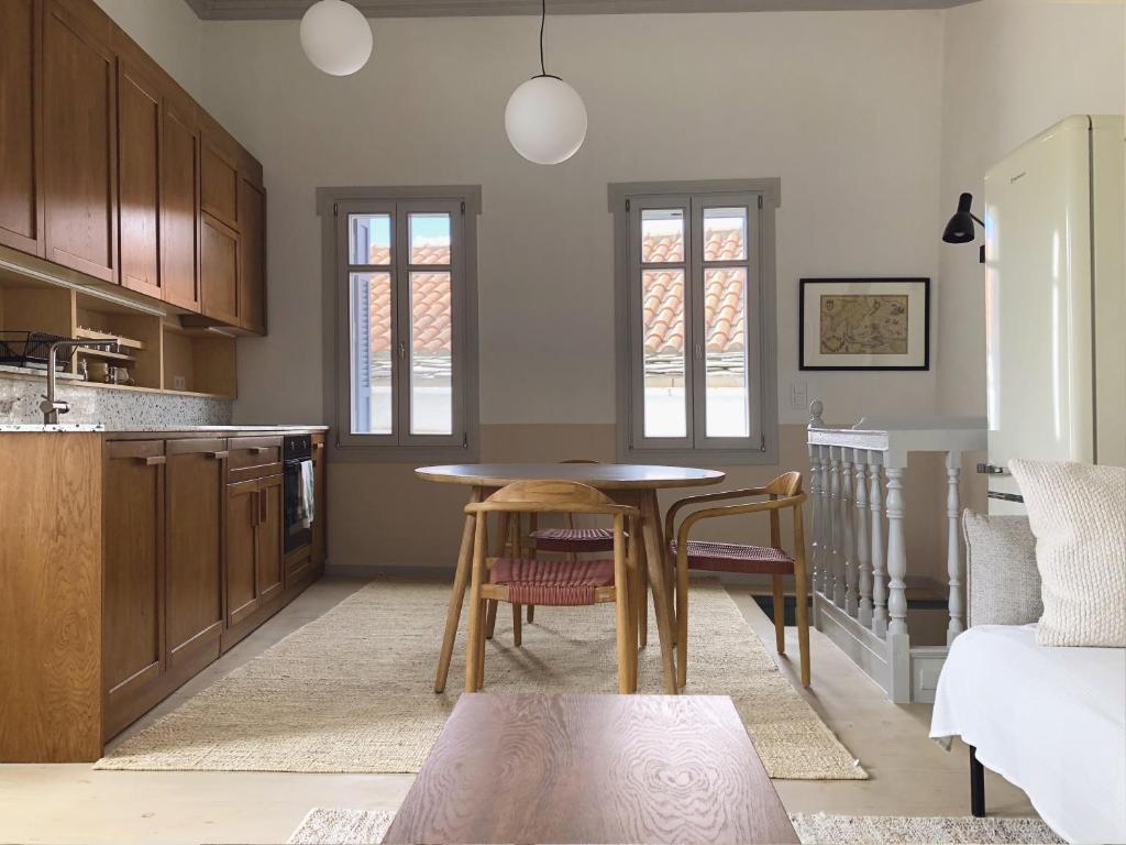 een keuken met een tafel en stoelen in een kamer bij Giasemi house with sea view in Panormos Skopelos