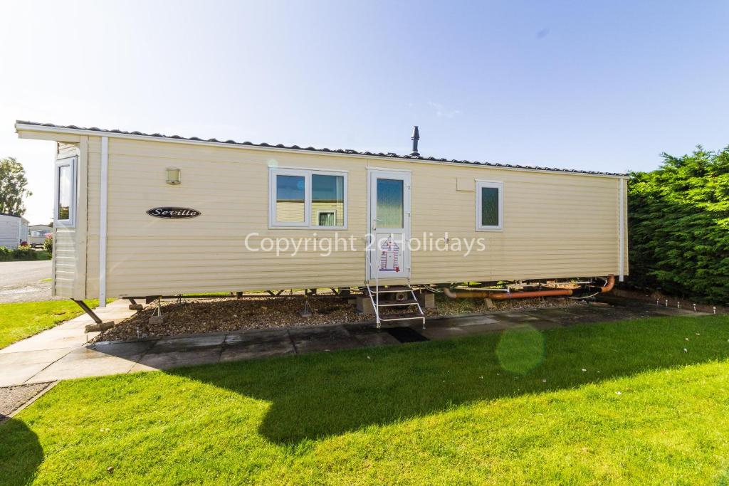 a tiny house on a trailer in a yard at Great 6 Berth Caravan For Hire At Southview Holiday Park Ref 33006m in Skegness
