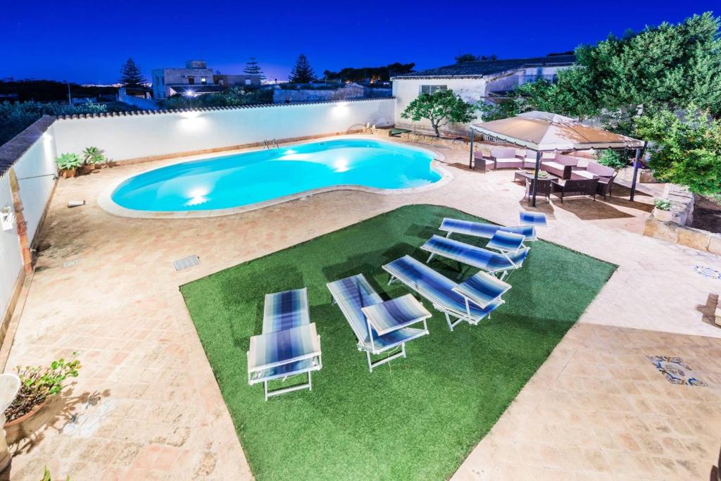 basen z leżakami i basenem poolvisorvisor w obiekcie Baglio Sciacca - Xenia Sicily Villas w mieście Mazara del Vallo