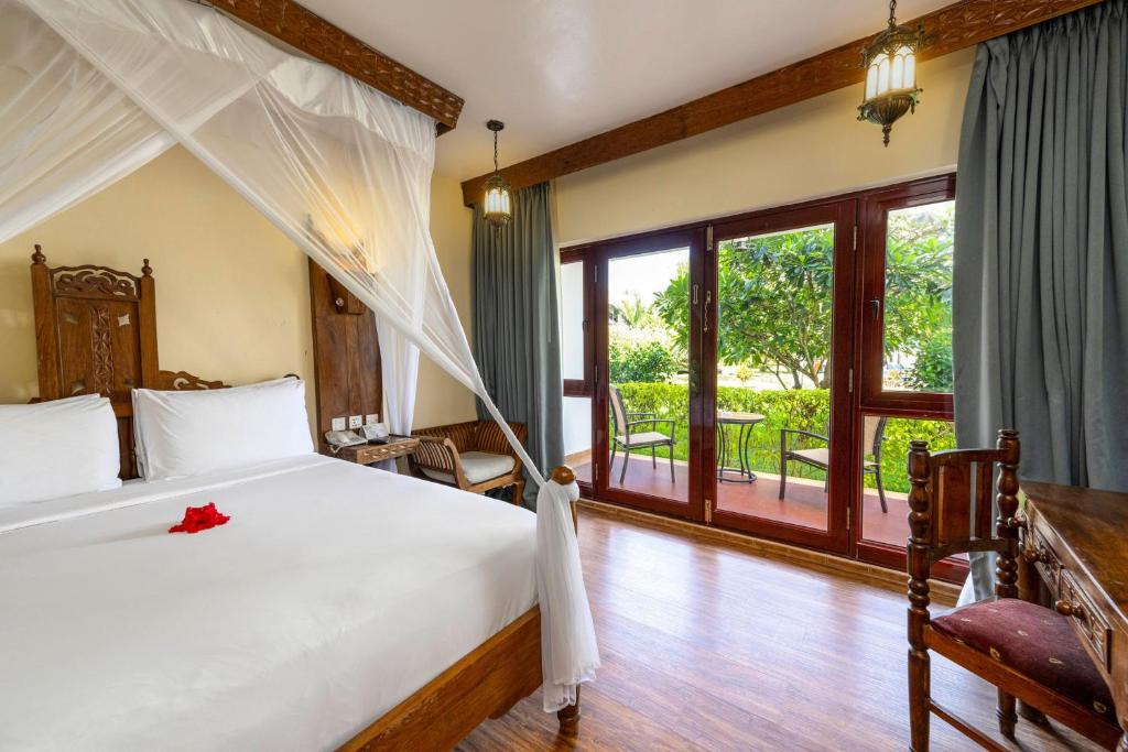 Postel nebo postele na pokoji v ubytování Turaco Nungwi Resort