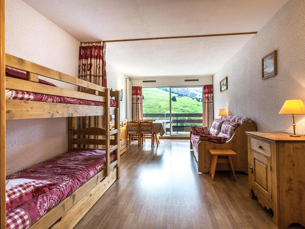 - une chambre avec des lits superposés et un salon dans l'établissement Studio La Clusaz, 1 pièce, 4 personnes - FR-1-437-6, à La Clusaz