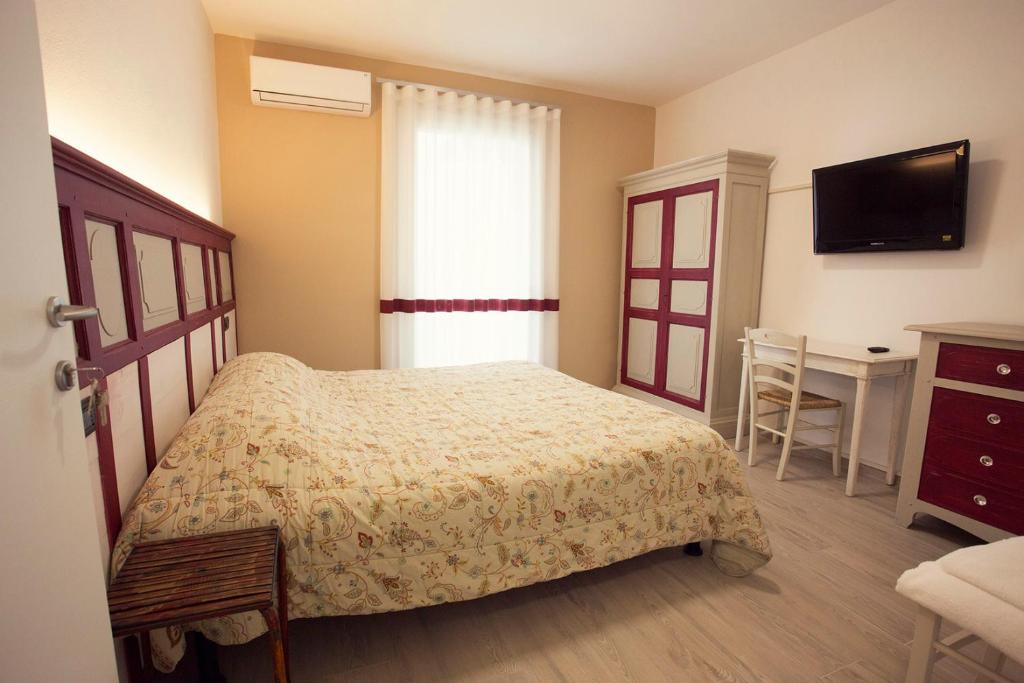 sypialnia z łóżkiem, biurkiem i telewizorem w obiekcie Romantica camere Le Fate con Vista sulle Montagne vicino a Bassano del Grappa w mieście Romano D'Ezzelino