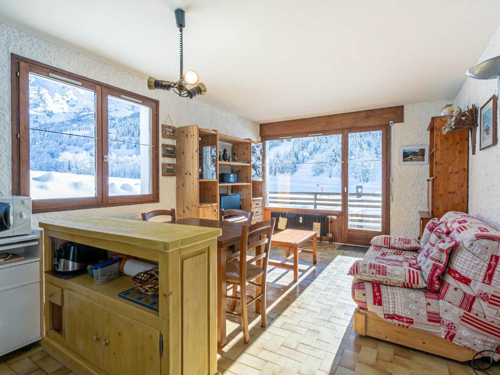 a kitchen and living room with a table and a couch at Appartement La Clusaz, 2 pièces, 4 personnes - FR-1-437-83 in La Clusaz
