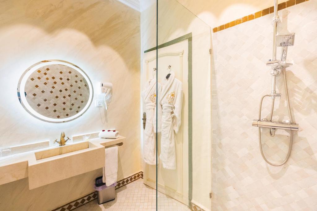 y baño con ducha y lavamanos. en Albakech Boutique Hôtel & Spa, en Marrakech
